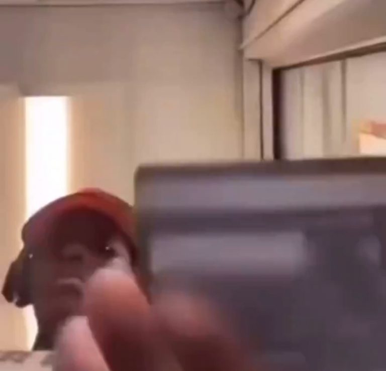 Cashier Caught Sharing Customer’s Credit Card Details Via Facetime