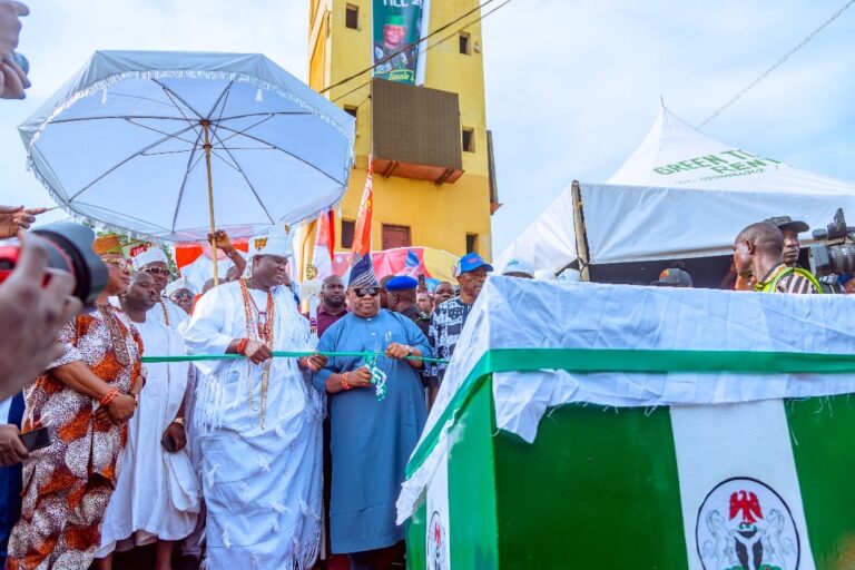 Osun Governor unveils N14bn dualised Flyover Bridge in Ile-Ife