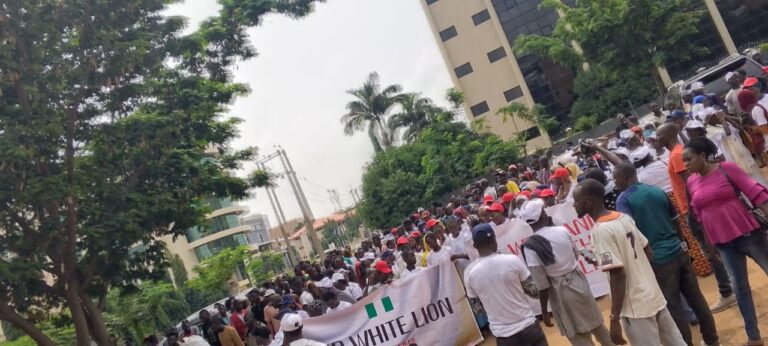 Thousands of Kogi youths storm Fed High Court, Abuja in solidarity with ex-Gov Bello as parties await CJ’s decision on case transfer to Lokoja