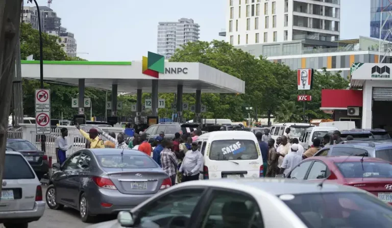 NNPC Reduces Petrol Price To ₦‎860/Litre